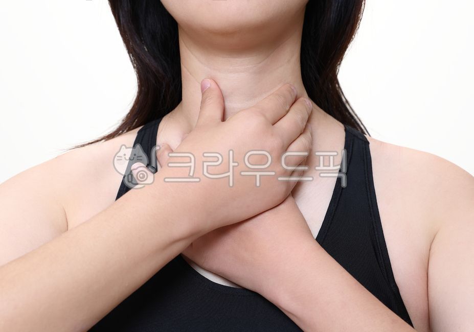 건강,식도염,역류성식도염,주름살,누르는,마사지,부분,실내,하얀배경,흰배경,화이트,만지는,목,뷰티,케어,주름,목주름,답답한,여자,여성,젊은,중년,나이,노화,피부노화,잔주름,징후,건강관리,헬스케어,질병,갑상선,상처,인플루엔자,티록신,목구멍,염증,환자,독감,의료,아픈,손,고통,신체,요법,건강한,피부과,부상,흰색,앓는,홈뷰티,피부관리,건조한피부,겨울철피부