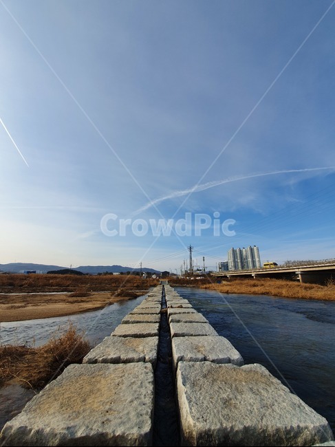 walkway,보도,path,통로,pavement,sidewalk,징검다리,하늘,수변공원,구름,파랑,길,이천,이천수변공원