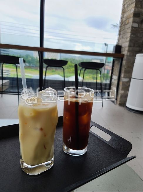 beverage,drink,tray,view,cafe,latte,juice,chair,cup,glass,straw,coffee,ice,americano,indoor,음료,트레이,쟁반,장관,뷰,카페,라떼,쥬스,의자,컵,잔,빨대,커피,아이스,얼음,아메리카노,실내