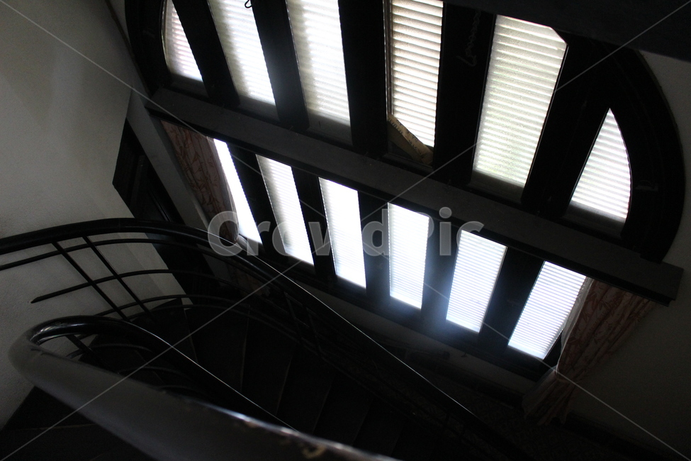 building,건물,architecture,건축물,window,handrail,계단,난간
