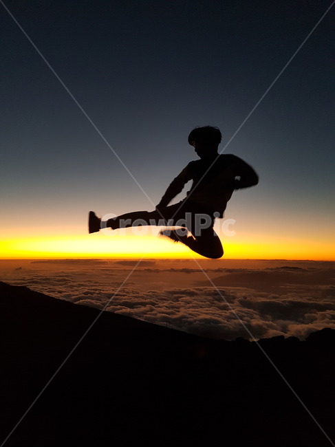 점프샷,노을,석양,할레아칼라,날라차기,발차기,일몰,sunset,flyingkick,haleakala,사람,인물,인간,human,person,남성,남자,man,male,감정표현,기분,feeling,emotion,인물실루엣,사람실루엣,character silhouette,human silhouette,outdoors,옥외