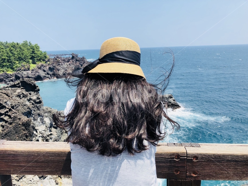 제주도,여행,산책,구경,여유,평온,하늘,바다,자연,감성,여자,뒷모습,사람,모자,사람,인물,인간,human,person,여성,여자,woman,female,lady