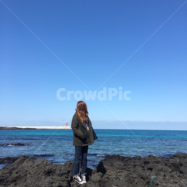 겨울바다,제주도,풍경,자연,자연풍경,바다풍경,바다여자,여자옆모습,여자전신,파란바다,하늘,파란하늘,sky,jeju
