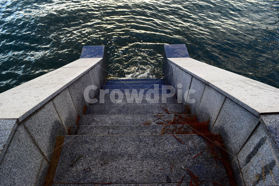 handrail,banister,난간,water,물,밖,outdoor,계단,stair,어두운,dark,어둠,음산함,무서운