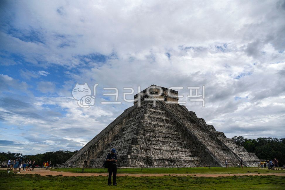 nature,Chichen Itza,warrriors,chichenitza,historic site,building,maya,rock,mexico,blue,Yucatan,ruins,plant,pyramid,Maya,sight,Mexico,temple,vine,yucatan,landscape