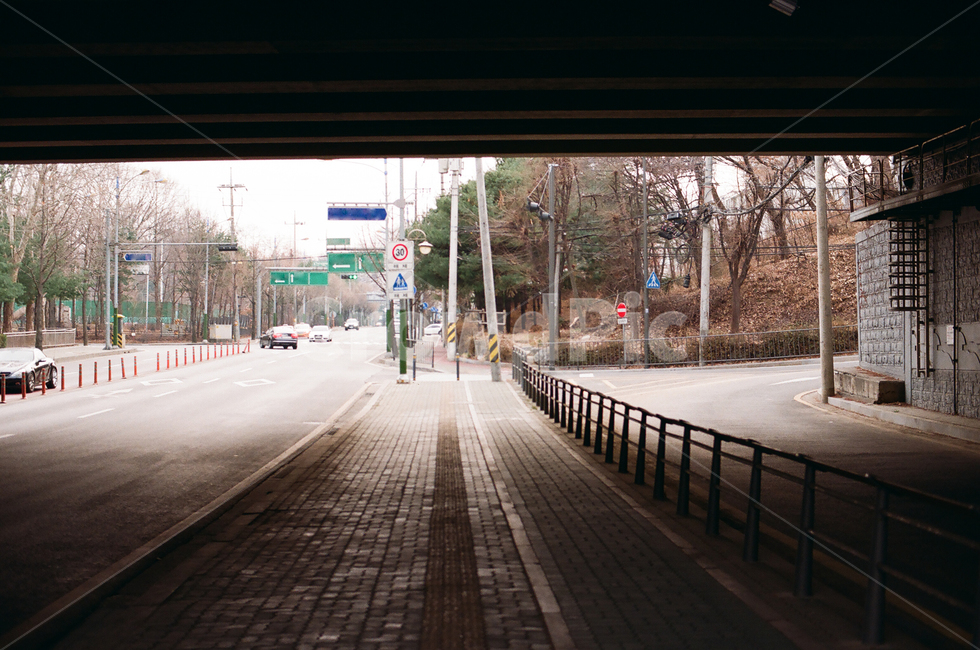 길,고가밑,인도,도로,빛,어둠,우면동,city,road,light,dark,way,seoul,필름사진,감성