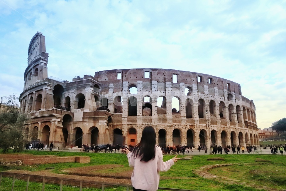 여행,뒷모습,여자,콜로세움,로마,랜드마크,landmark,tourist attraction,해외,외국,세계,foreign,oversea,world,세계랜드마크,해외랜드마크,외국랜드마크,world landmark,world tourist attraction,사람,인물,인간,human,person,여성,여자,woman,female,lady,building,건물,architecture,건축물