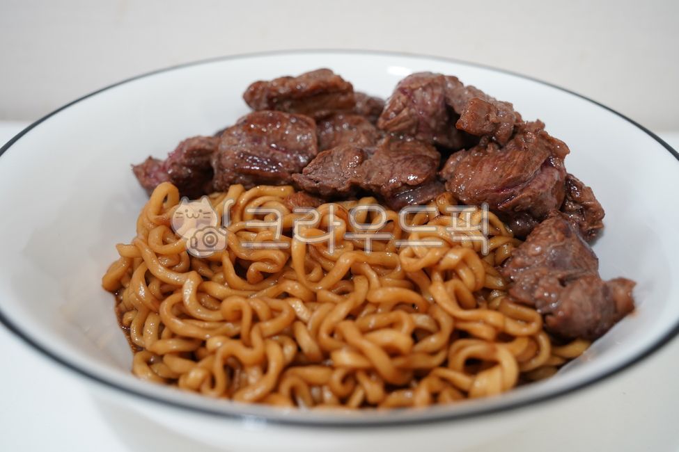 noodle dish,movie,noodles,Jjajang,noodle,beef,Chapagetti,food,instant,Jjapaguri,parasite,ramen,Jjajangmyeon,meat,strip meat,cooking