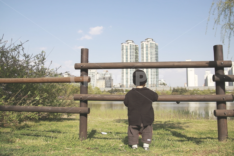 아기,공원산책,혼자,가족사진,산책,뒷모습,가족,아이,아들,사랑,도시,풍경,city,landscape,사람,인물,인간,human,person,어린이,어린아이,child,children,kid