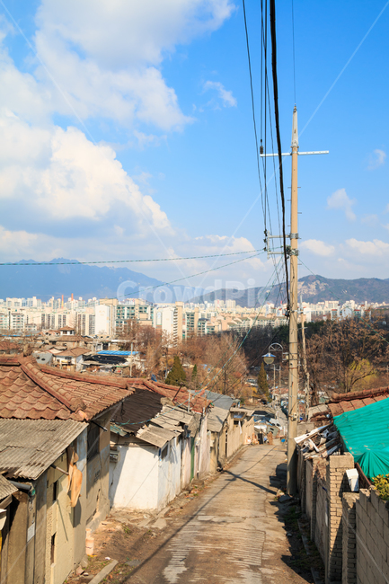 백사마을,104마을,판자촌,달동네,산동네,오래된,경치,서울,노원,중계동,중계본동,가난한,빈티지,옛날,옛풍경,과거,아파트,대비,전봇대,전선,봄,하늘,구름,가난,빈곤,전경,풍경,빈민가,저소득층,재개발,무허가,마을,지붕,텅빈,적막한,골목길,alley,roof