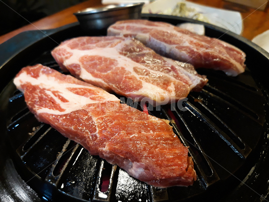 고기,돼지고기,음식,식사,안주,회식,pork,목살,삼겹살,등심,안심,숯불,불판,음식,식재료,요리,food,cook,meal,dishes,food reserves,육류,고기,meat
