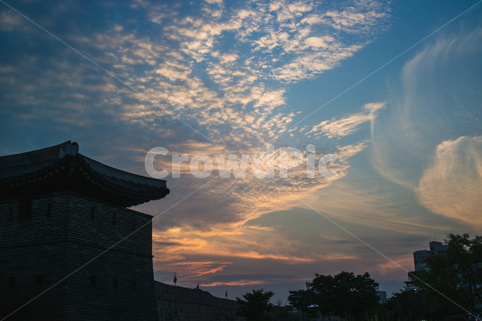 수원,수원화성,하늘,노을,구름,일몰,해질녘,야경,자연,풍경,한국,naure,landscape,sunset,nightview,korea,한국전통,한국문화,korean traditional,korean culture,랜드마크,landmark,tourist attraction,한국랜드마크,한국관광지,한국명소,korea landmark,korea tourist attraction