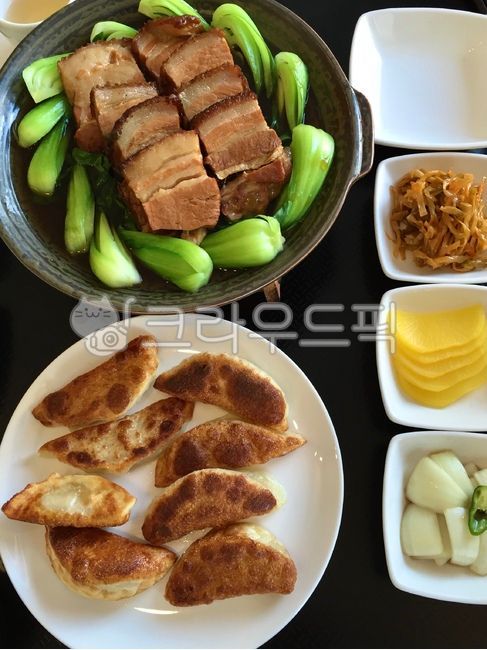 동파육,청경채,중국요리,군만두,돼지고기,고기,야채,vegetable,중식당,chinesefood,돼지고기찜,찜,steamed,pork,meat,딤섬,dumpling,음식,요리,식사,food,dish,meal,맛있는,delicious,tasty,yummy,저녁식사,dinner,파티,party,술안주