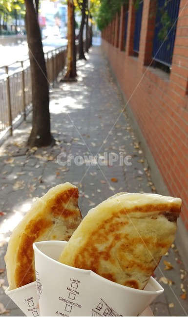 길거리음식,호떡,간식,디저트,음식,종이컵,인도,가로수,스트릿푸드,hotteok,dessert,snack,streetfood,sidewalk,leaves,음식,식재료,요리,food,cook,meal,dishes,food reserves,디저트,간식,후식,dessert,snack