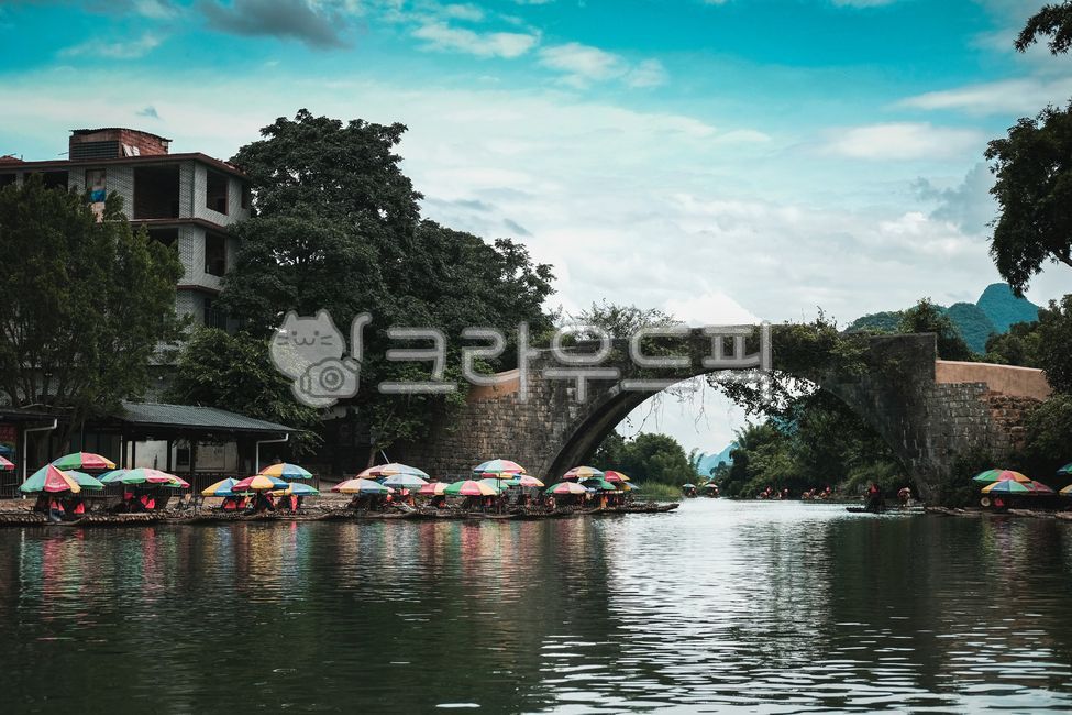 구름다리,강변,여름,휴가,파라솔,중국,동양
