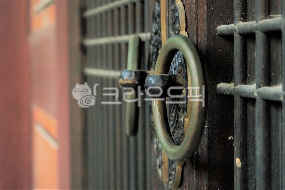 door,pattern,construct,traditional door,doorknob,traditional munsal,folklore,wood,tradition,plaid,old,tree,Korean,Korean culture,Hanok,vintage,culture,muntin,wooden door,Korean tradition