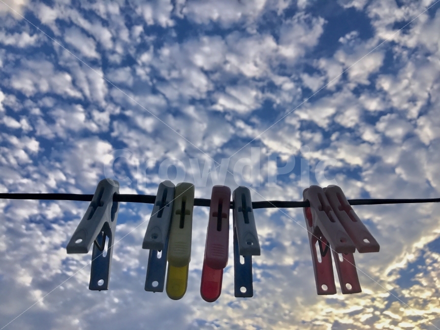 빨랫줄,빨래,전기줄,하늘,양떼구름,bluesky,파랑,아침,사물,물건,오브젝트,thing,object,matter