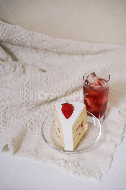 딸기케익,조각케익,빨강색,디저트,간식,케이크,cake,음식,식재료,요리,food,cook,meal,dishes,food reserves,디저트,간식,후식,dessert,snack
