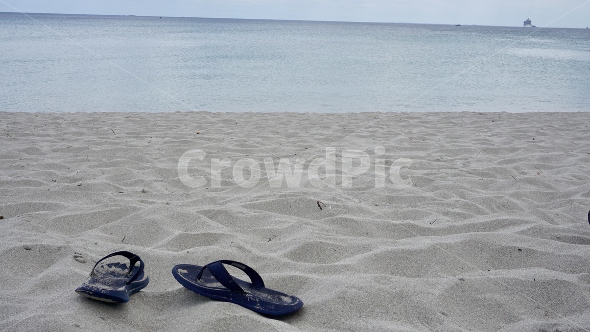 apparel,footwear,의복,신발류,clothing,sandal,의류,샌들,바다,모래,물,휴식,하늘,해변,바다,beach,sea