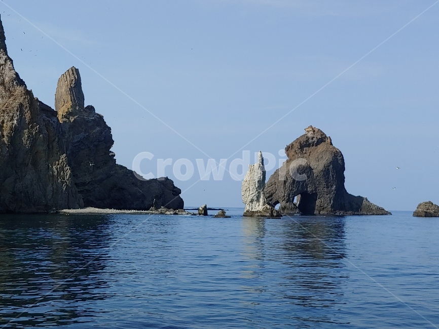 독도,섬,돌산,바닷가,울릉도,바위,갈매기,자연,풍경,nature,landscape,outdoors,옥외,land,땅,shoreline,해안선,water,물,ocean,대양,sea,바다,promontory,곶,coast,연안