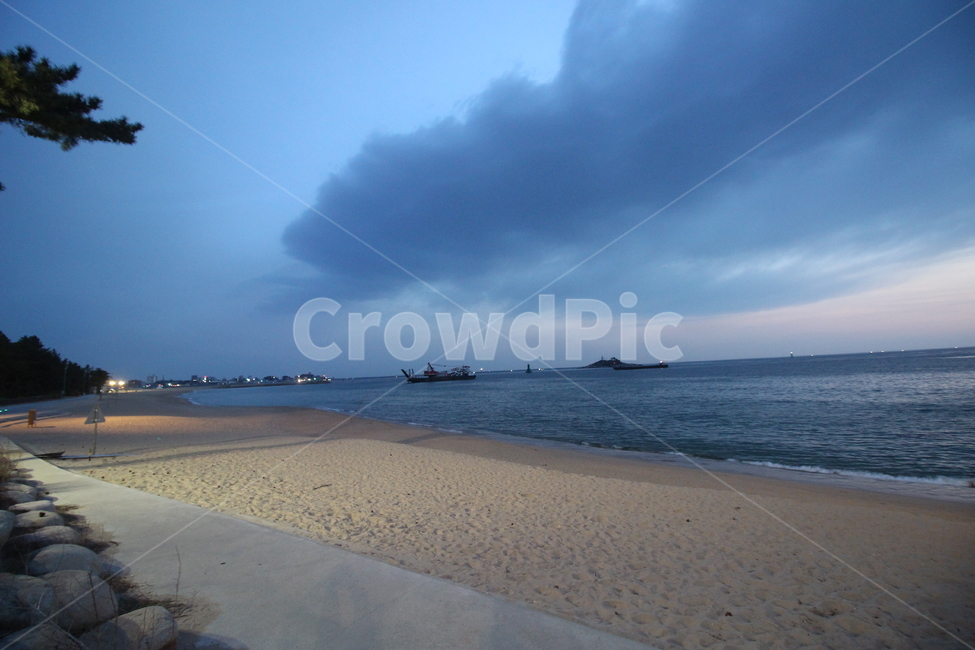 구름,하늘,바다,풍경,속초,자연,풍경,nature,landscape,shoreline,해안선,water,물,sea,outdoors,옥외,ocean,대양,land,땅,beach,바닷가,coast,연안,vehicle,차량,boat,보트,transportation,교통