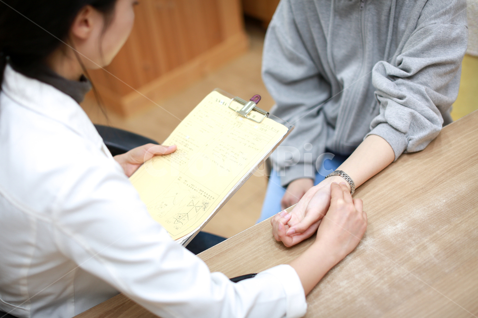 한의원,병원,맥진,여자의사,진료,진찰,사람,인물,인간,human,person,의료,의학,병원,medical,hospital,clinic