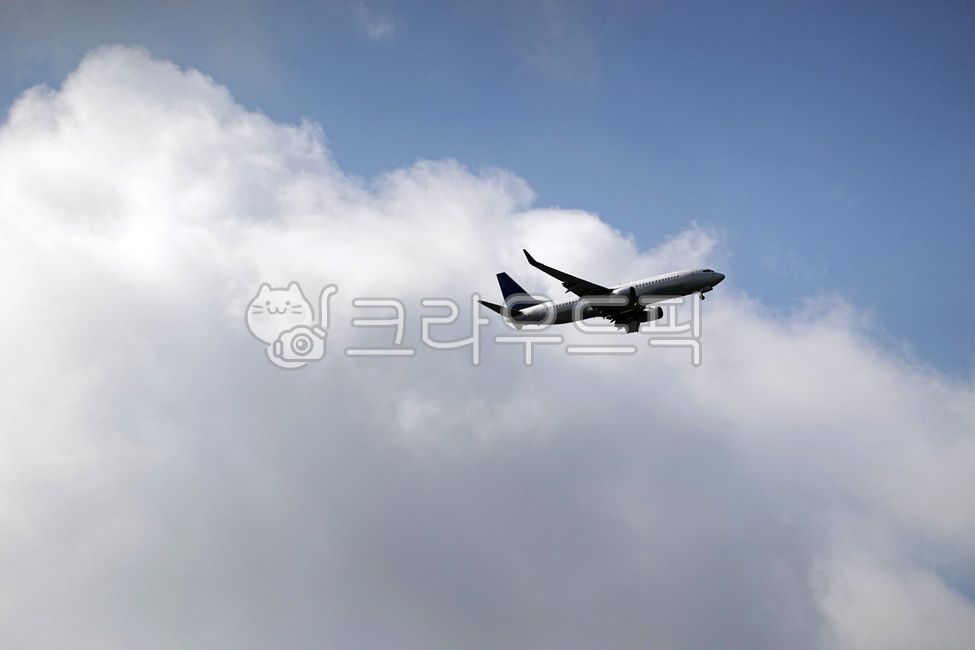 aircraftengine,flight,I am,Airline,aviation,air,clouds,jetengine,cloud,high,copy space,jet,airliner,traffic,sky,High,aircraft,transportation,cloudy,aircraft engine,outdoors,airplane,flying,jet engine