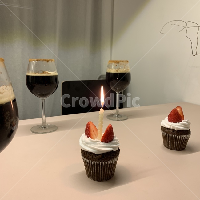 흑맥주,컵케이크,홈파티,맥주파티,촛불,케이크