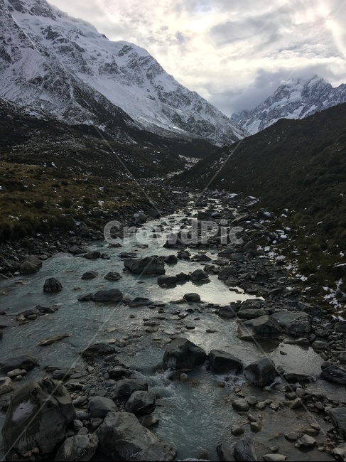 뉴질랜드,하늘,산,강,눈,강가,lake,sky,cloud,구름,계곡,백년설,mountain,snow,나무,tree,rock,glacier,빙하