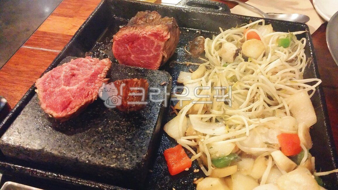 stone tablet,Salchisal Steak,steak,onion,eat out,bean sprouts,beef,cow,medium,vegetable,thick,Stirfried Vegetables,salchisal,ingredients,cooking,special part,soft,roast,cook,restaurant,Korean beef,food,meal,Korean beef meat,paprika,dish,meat,mukbang