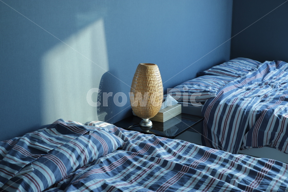 실내,가구,furniture,room,방,indoors,옥내,bedroom,침실,bed,침대,조명,햇빛,편안한,차분한,인테리어,interior