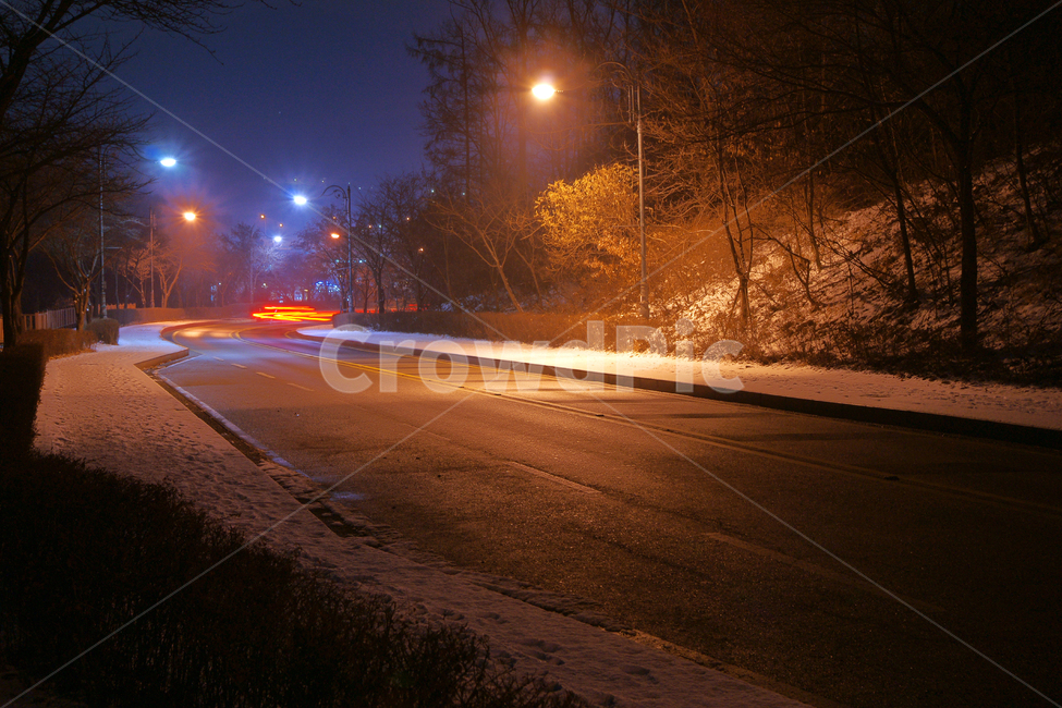 밤길,도로,가로등,눈,조명,불빛,궤적,밤,야경,겨울,계절,winter,season,야경,밤,풍경,nightscape,night,landscape,asphalt,아스팔트,flare,플레어,light,빛,road