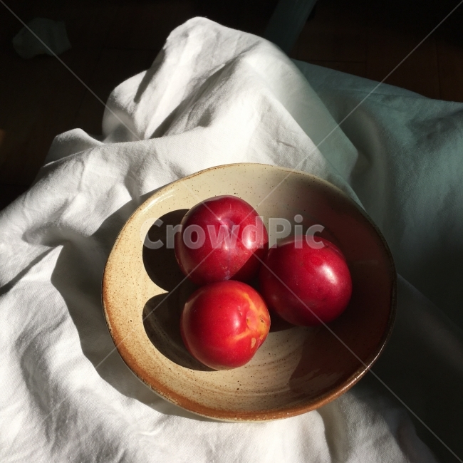 디저트,배경화면,감성사진,감성,사진감성,핸드폰배경,배경,플레이팅,누끼,맛있다,군것질,자두,여름,여름과일,빨간색,음식,식재료,요리,food,cook,meal,dishes,food reserves,과일,열매,fruit