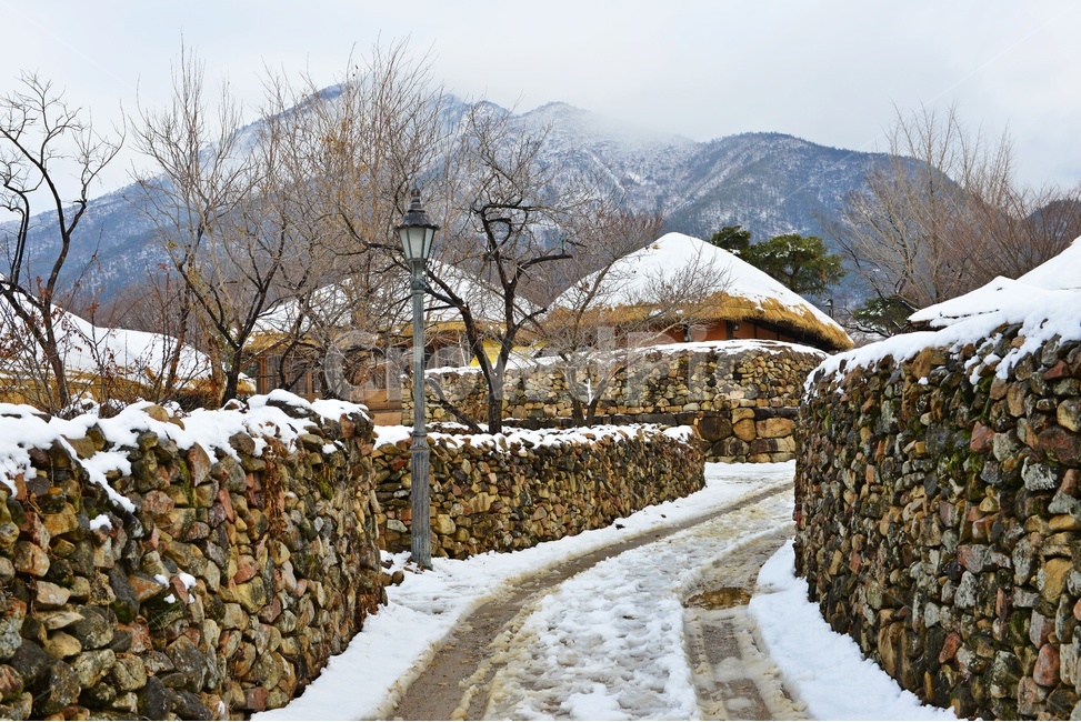 전남,순천,낙안읍성,낙안읍성설경,겨울,계절,운해,설경,nature,초가지붕,초가집,민속마을,낙안읍성민속마을,자연,outdoors,옥외,housing,주택,hut,오두막,rural,농촌,human,인간,person,사람,plant,식물,tree,나무,겨울,계절,winter,season,시골,마을,풍경,landscape,country,rural,town,한국전통,한국문화,korean traditional,korean culture