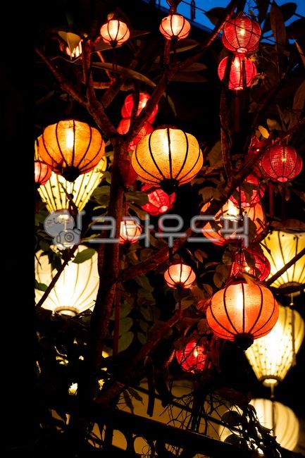 lighting distance,vietnamese lantern,Hanoi street lights,lighting,Hanoi streets,lantern,Vietnam street lights,Vietnam scenery,Vietnam night view,outdoor lighting,Types of lighting,Hanoi night view,Vietnam lighting,night market,lights