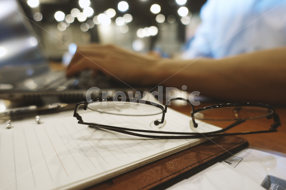 안경,업무,과제,오피스,노트북,비즈니스맨,businessman,eyeglasses,노트,타이핑,note,typing,notebook,비즈니스,사업,business,service,work