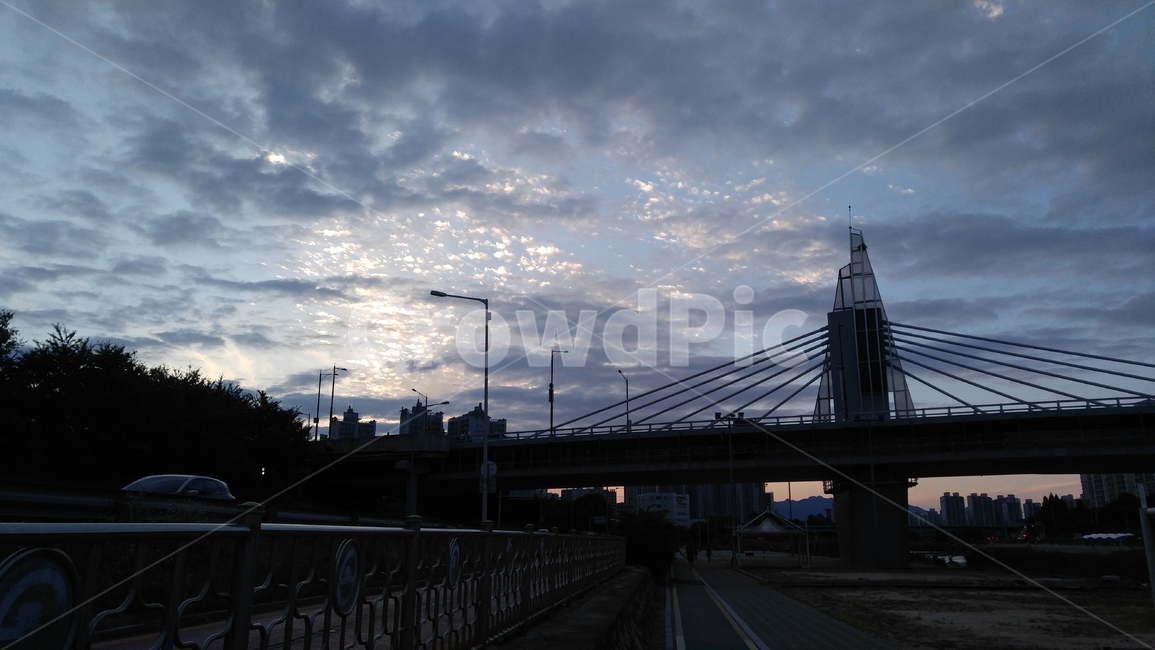 해질무렵,어두운,노을,하늘,구름,다리,도로,sunset,sky,cloud