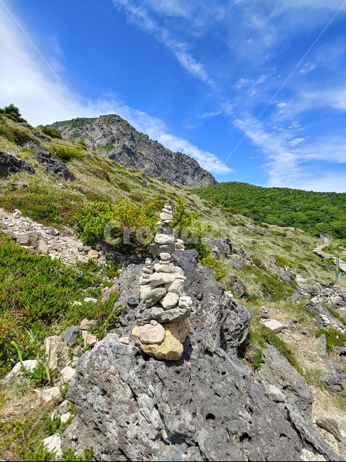 하늘,산,구름,들판,돌탑,mountain,sky,clouds,green,초록,등산,한라산,배경,바위,rock,stone,tower