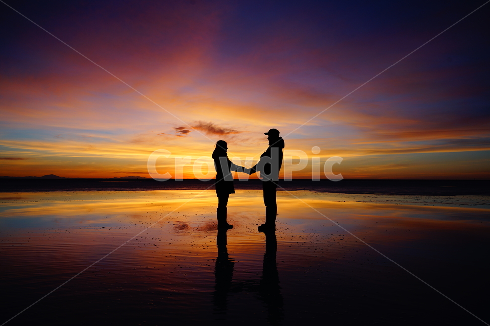 우유니,일출,커플,실루엣,silhouette,couple,sunrise,마주보는,사람,인물,인간,human,person,연인,커플,사랑,lover,couple,인물실루엣,사람실루엣,character silhouette,human silhouette