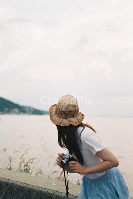 필름,필름사진,감성,여성,바다,노을,필름카메라,감성사진,뒷모습,풍경,하늘,구름,인물사진,인물,film,emotional,woman,behind,landscape,portrait,사람,인물,인간,human,person,여성,여자,woman,female,lady,여행,휴가,traveling,vacation,trip,사진작가,포토그래퍼,photographer,감성,sensible,feeling