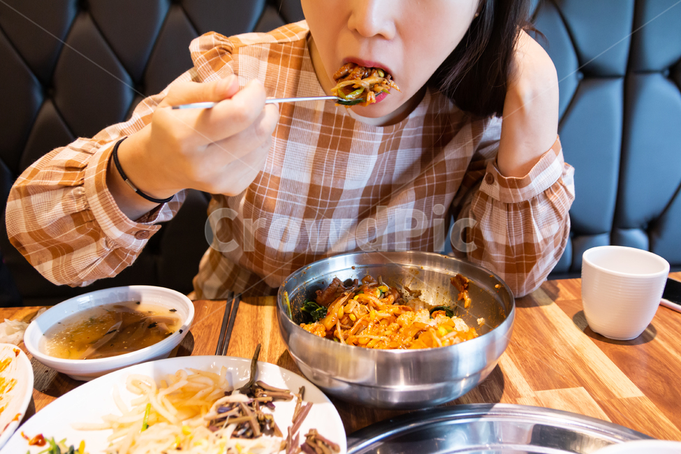 비빔밥,볶음밥,여성,혼밥,식당,외식,식사,숟가락,다이어트,음식,요리,매운,매콤한,나물,나물비빔밥,맛있는,사람,인물,밥,사람,인물,인간,human,person,여성,여자,woman,female,lady,음식,식재료,요리,food,cook,meal,dishes,food reserves