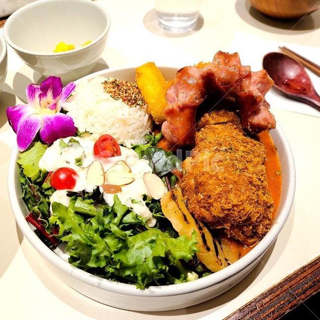 돈까스,소시지,파인애플,일식,돈까스정식,샐러드,식사,밥상,꽃,매운돈까스,소시지돈까스,소세지,숟가락,젓가락