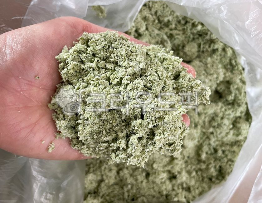 쑥개떡재료,개떡재료,떡재료,쑥떡재료,쌀가루,쑥가루,쑥쌀가루,쌀쑥가루,쑥,떡가루,인간손,사람손,신체부위,비닐,비닐봉지,음식,쑥개떡가루,개떡가루,food