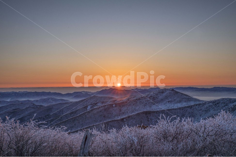 태백산,일출,겨울,설산,등산,아침,겨울,계절,winter,season,자연,풍경,nature,landscape,outdoors,옥외,sunset,일몰,dawn,새벽,red sky,붉은 하늘,sky,하늘,dusk,황혼,sunlight,햇빛