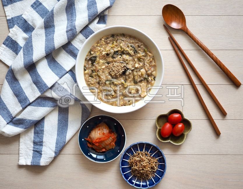 misoporridge,lunch,asianfood,wellbeing,Korean food,Asian food,diet,tradition,Soybean paste porridge,koreanfood,rice,food,porridge,korea,background,breakfast