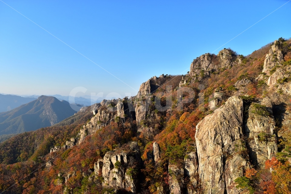 대둔산,가을,풍경,단풍,탐방,도립공원,빨간단풍,파란하늘,가을색,오색,울긋불긋,알록달록,그림같은,칼라풀,뷰티플,아름다운,힐링,감성,자연,정취,산세,명산,100대명산,nature,산,등산,트레킹,풍경사진,비경,경치,가을사진,가을색채,가을의정취,맑음,청명,가을날씨,경관,기암,암봉우리,mountain,금산,완주,논산,낙조대,낙조산장,마천대,케이블카,구름다리,삼선계단,가을,계절,fall,autumn,season,한국자연풍경,한국자연경관,korea nature landscape,outdoors,옥외,cliff,낭떠러지