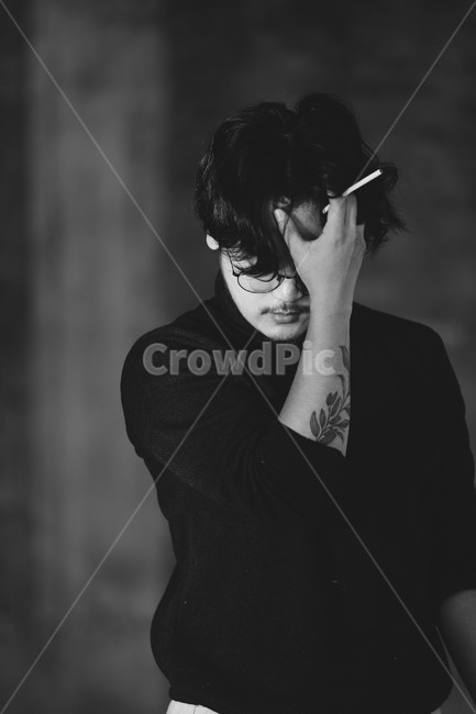 사람,퇴폐미,섹시,담배,문신,인물,human,인간,남자,고뇌,흑백,타투,tattoo,남성,남자,man,male,고독함,외로움,쓸쓸함,우울함,슬픔,lonely,solitary,흑백,모노톤,monochrome,black and white
