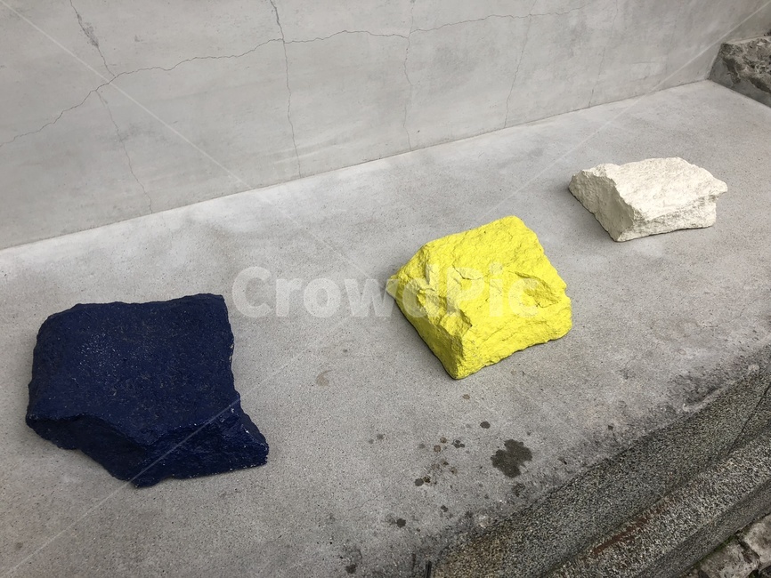 돌,언발란스,노랑,차가움,새로운