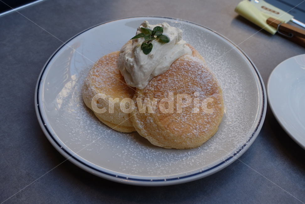팬케이크,수플레팬케이크,버터,커피,카페,야외카페,디저트,베이커리,saucer,받침접시,pottery,도기류,흰접시,플레이팅,bread,빵,food,음식,플러피,핫케이크,디저트,간식,후식,dessert,snack
