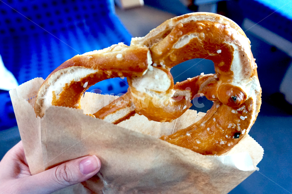 음식,프레첼,pretzel,간식,빵,디저트,사람,인물,인간,human,person,신체일부,몸,body,음식,식재료,요리,food,cook,meal,dishes,food reserves,디저트,간식,후식,dessert,snack
